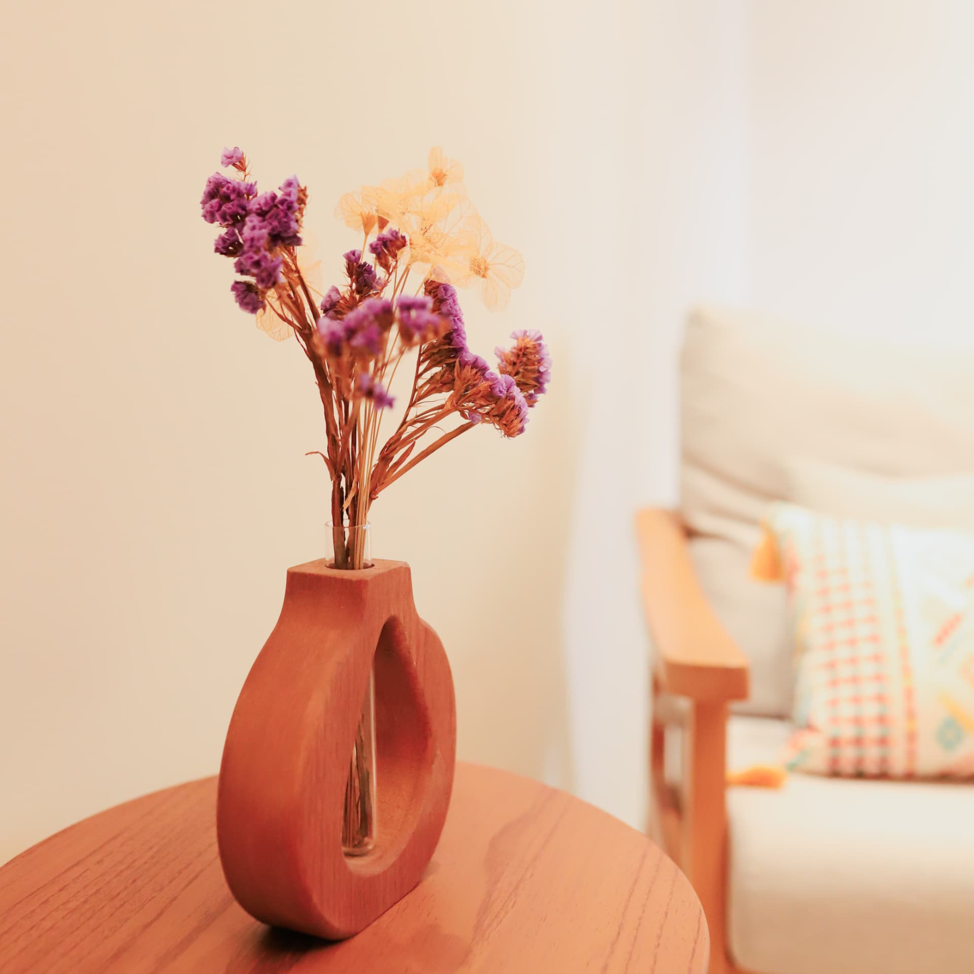 Detalhe de vaso com flores na Clínica Perceptiva